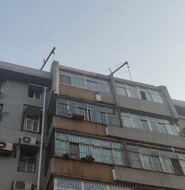 室外吊運(yùn)機(jī)可用于低層樓房樓頂修繕.png