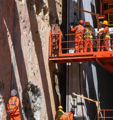 小型吊運機和倒鏈走進地下裝配式車站
